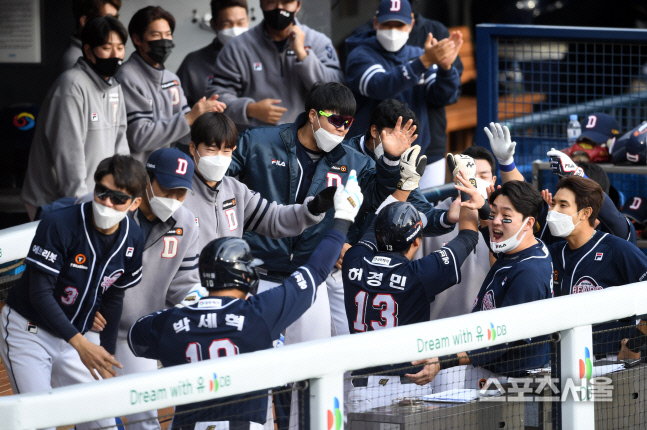 [포토]정수빈의 3타점 3루타에 승기를 확실하게 잡은 두산