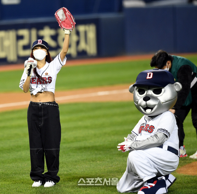 [포토] 시구 허니제이 '두산 화이팅'