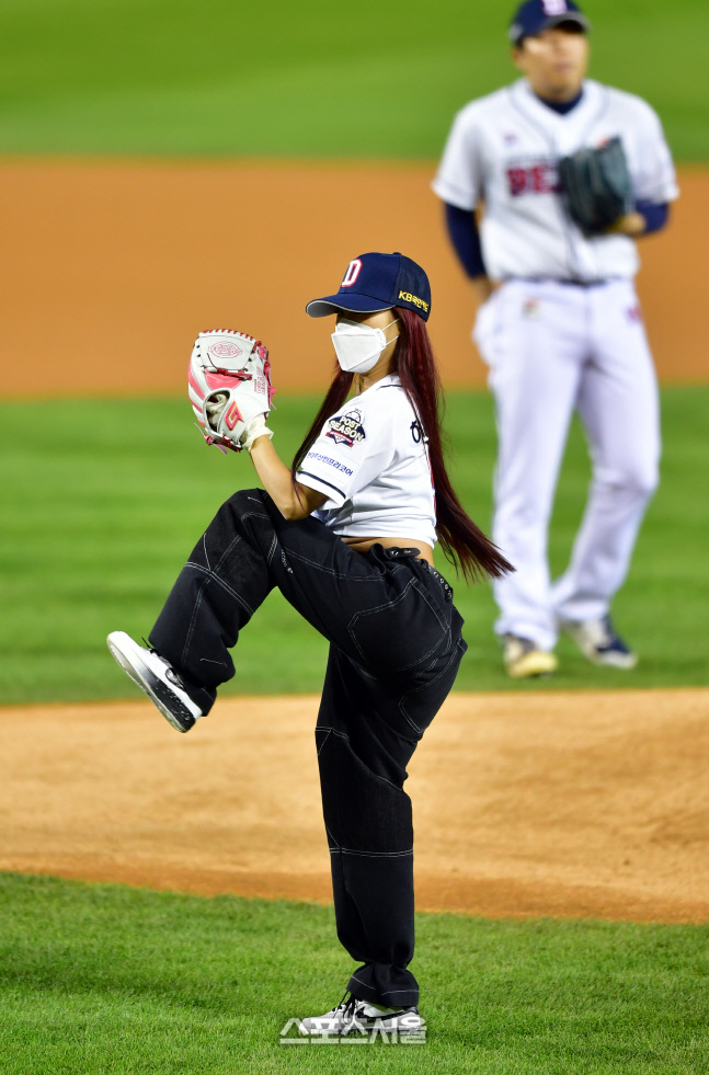 '와인드업' 시구 허니제이[포토]