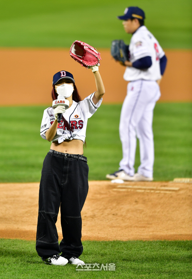 '두산 승리 기원' 시구 허니제이[포토]