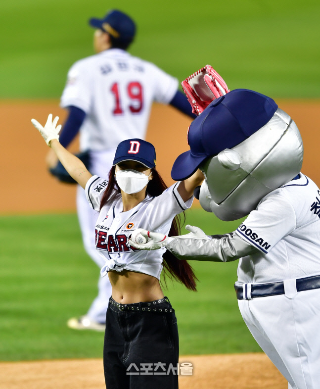 '플레이오프2차전' 시구 허니제이[포토]