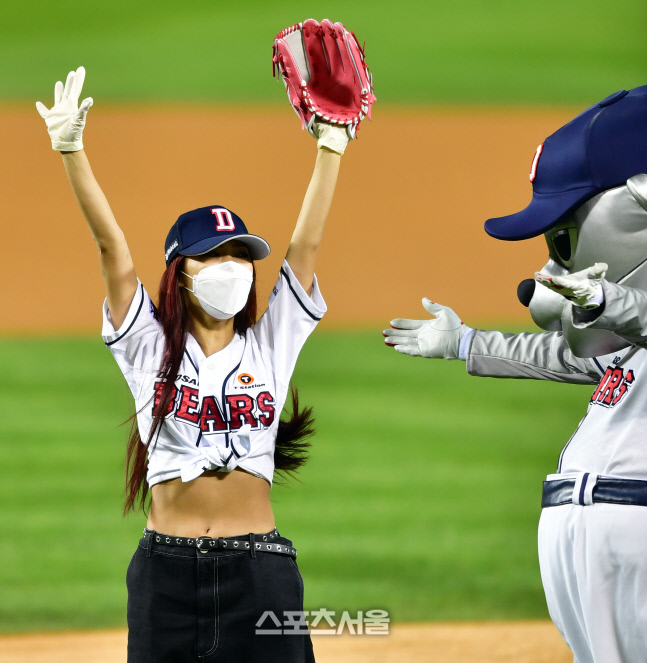 '추위 두렵지 않아요!' 시구 허니제이[포토]