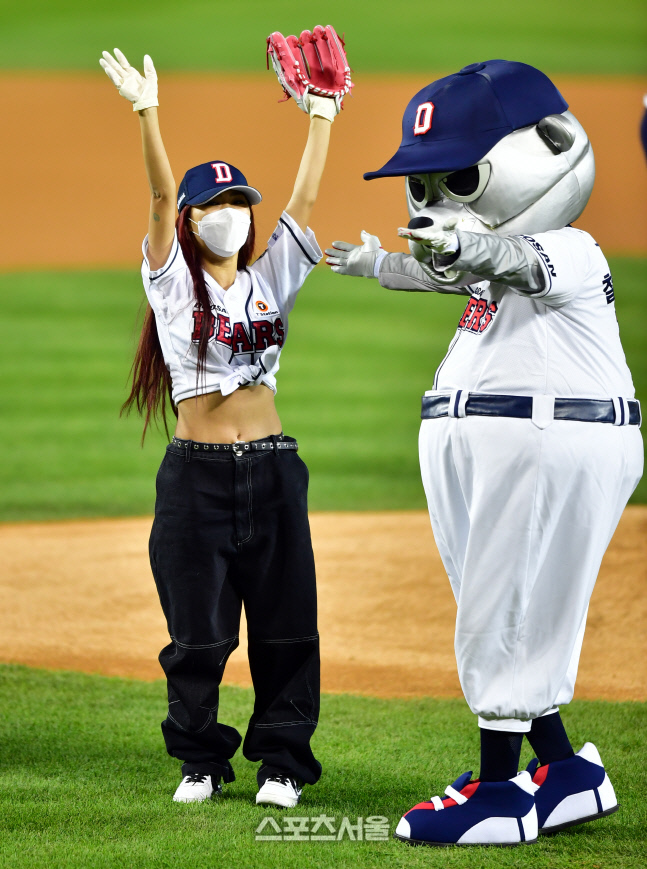 '추위 두렵지 않아요!' 시구 허니제이[포토]