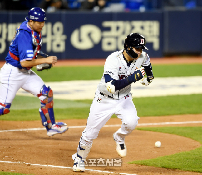 [포토] 박세혁 \'번트작전 성공이야\'