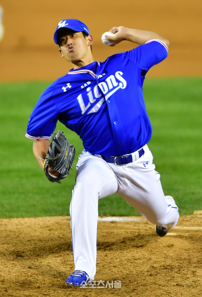 6회말 2사 만루위기 등판한 삼성 이상민[포토]