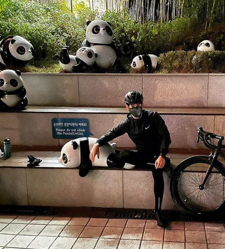 남산 판다공원에 뜬 '블랙맨' 알고보니 김수현[★SNS] 