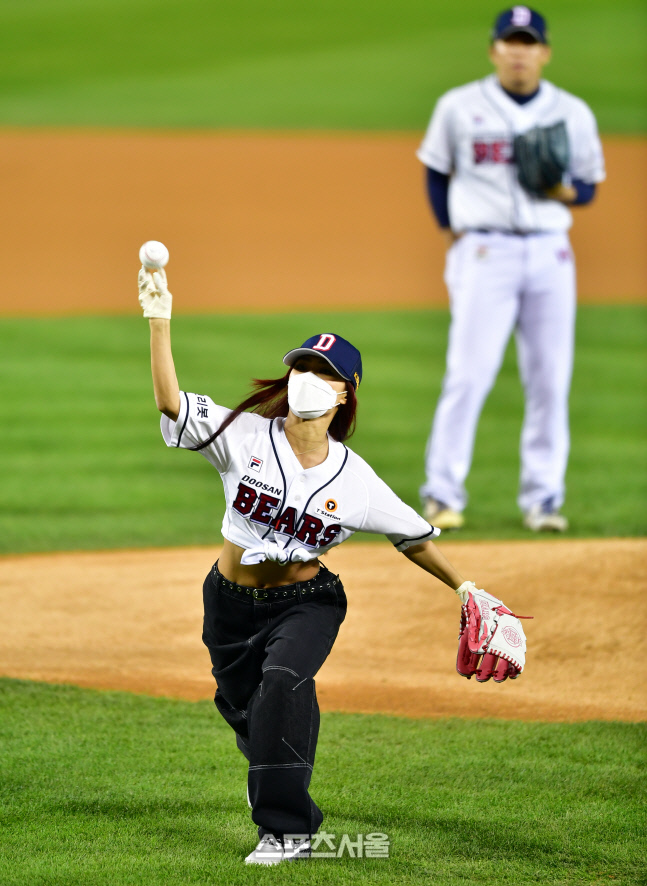 '마스크가 아쉽구나!' 시구 허니제이[포토]
