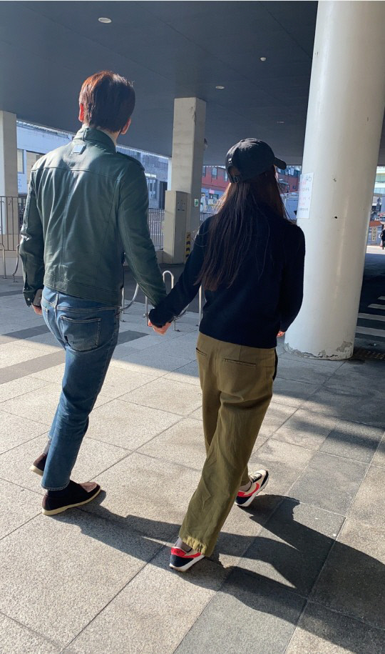 "달달함 한도초과!" 비♥ 김태희,손잡고 산책하는 일상도 '화보'[★SNS]