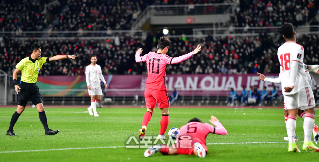 페널티킥 선언하는 주심 [포토]