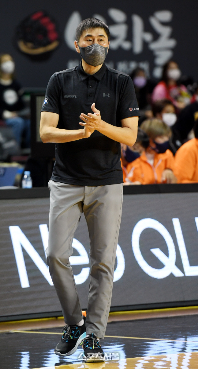 [포토] 선수들 격려하는 이상민 감독