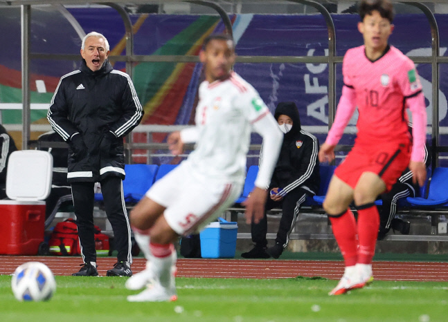 작전 지시하는 베르트 판 마르베이크 감독