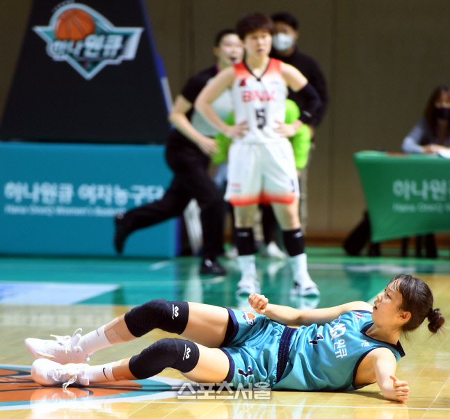 [포토] 신지현 '파울 아니예요'