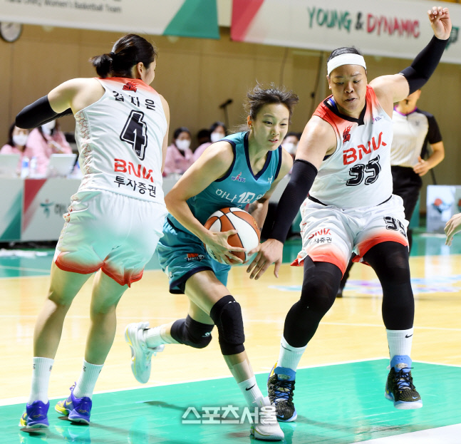 [포토] 신지현 '수비 둘 사이로'