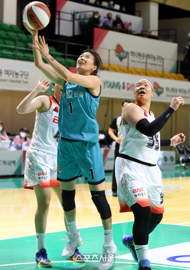 [포토] 신지현 '수비 뚫고 슛'