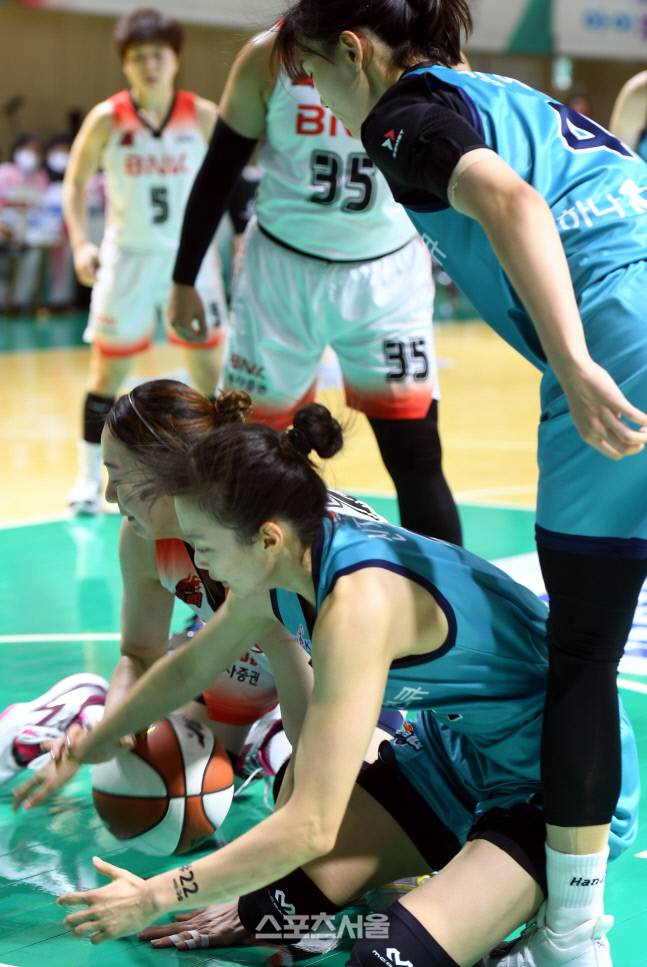 [포토] 신지현-김진영 '치열한 볼다툼'