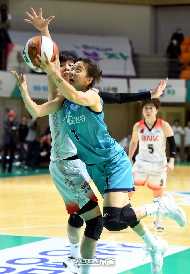 [포토] 신지현 '들어가라'