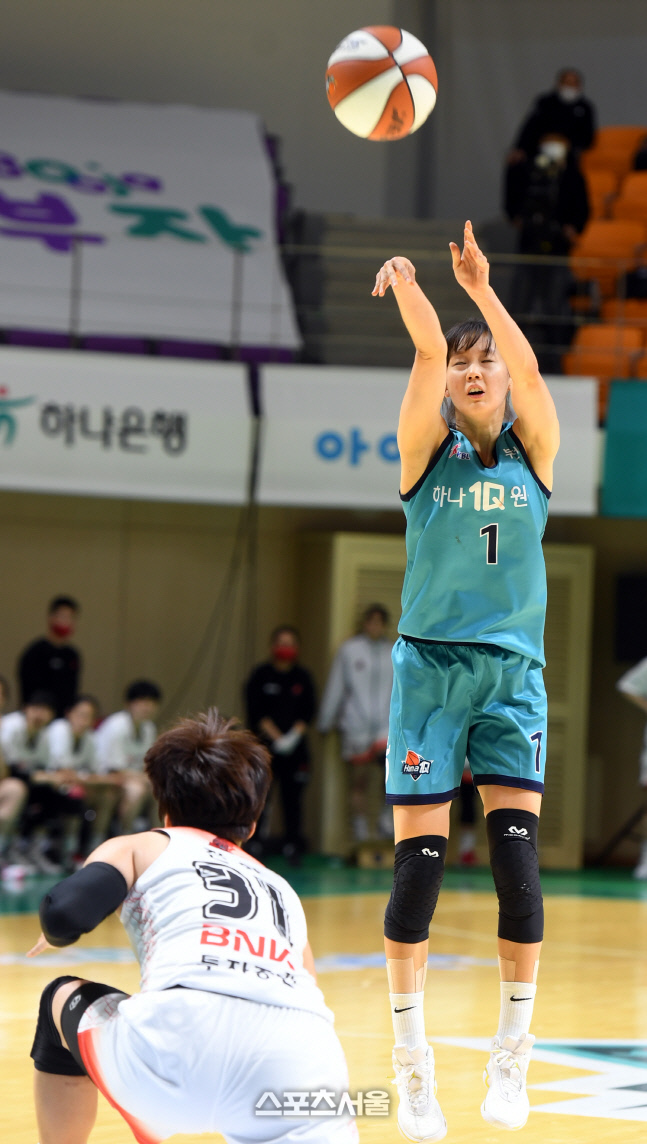 [포토] 신지현 '완벽한 슛기회야'