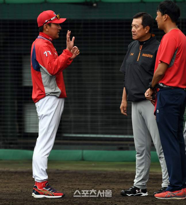 KIA 김기태 감독과 하라 감독...이야기꽃 [포토]