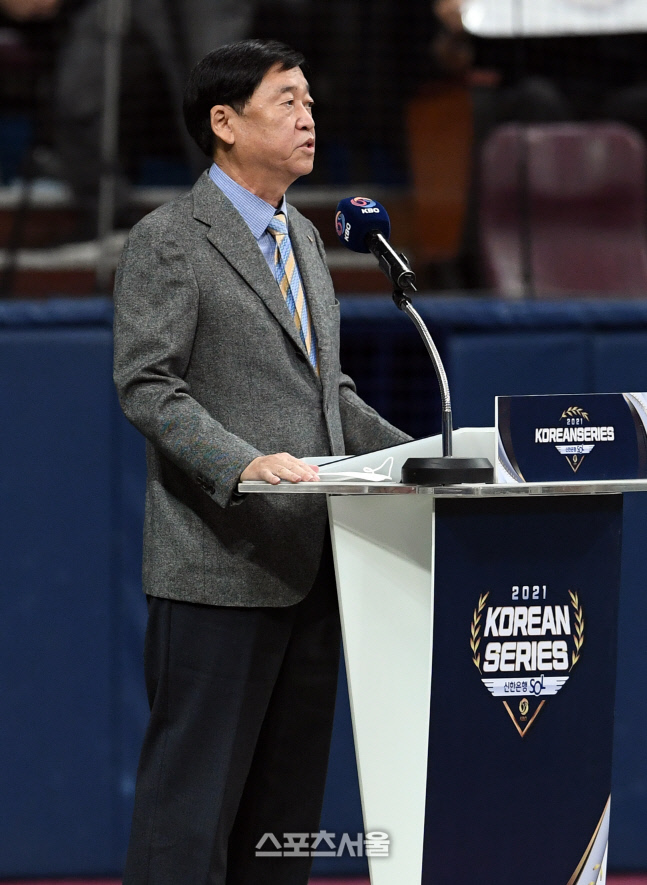 [포토]한국시리즈 개막 선언하는 정지택 총재