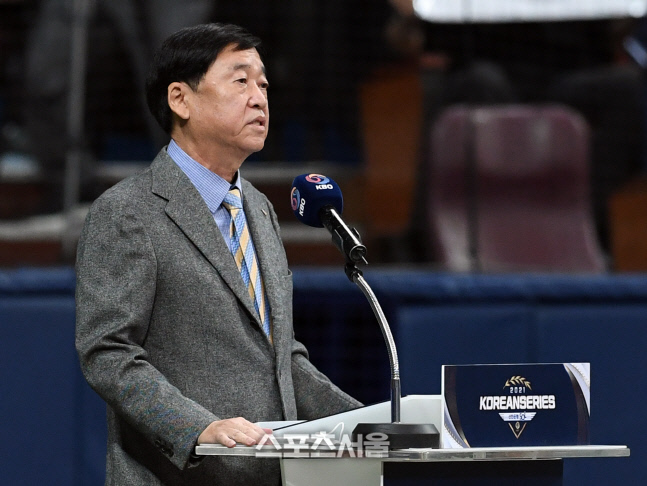 [포토]KBO 정지택 총재, '한국시리즈 개막을 선언합니다!'
