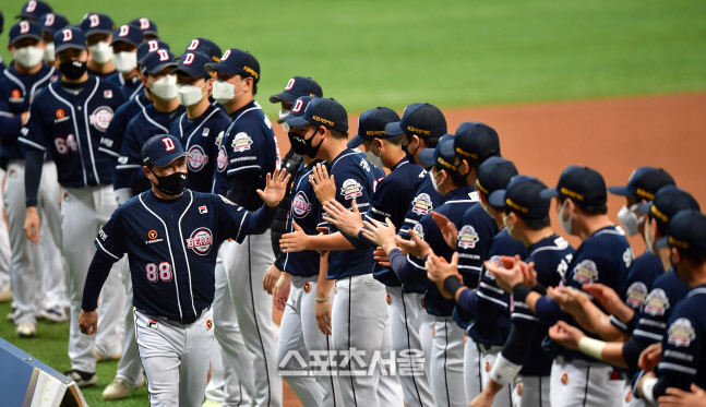 선수들과 하이파이브 입장 김태형 감독[포토]