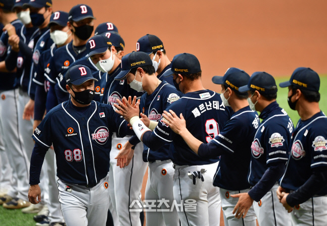 선수들과 하이파이브 입장 김태형 감독[포토]