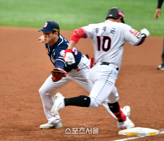 1루에서 아웃되는 황재균[포토]