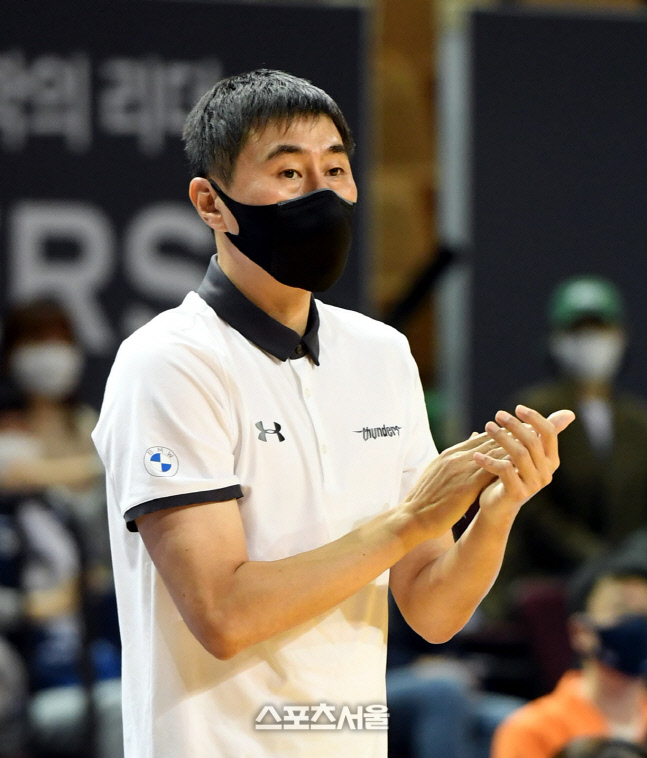 [포토] 이상민 감독 '잘하고 있어'