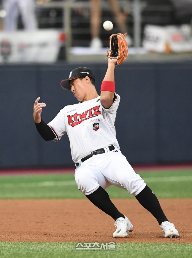 [포토]KT 황재균, 타구가 조명 속으로...