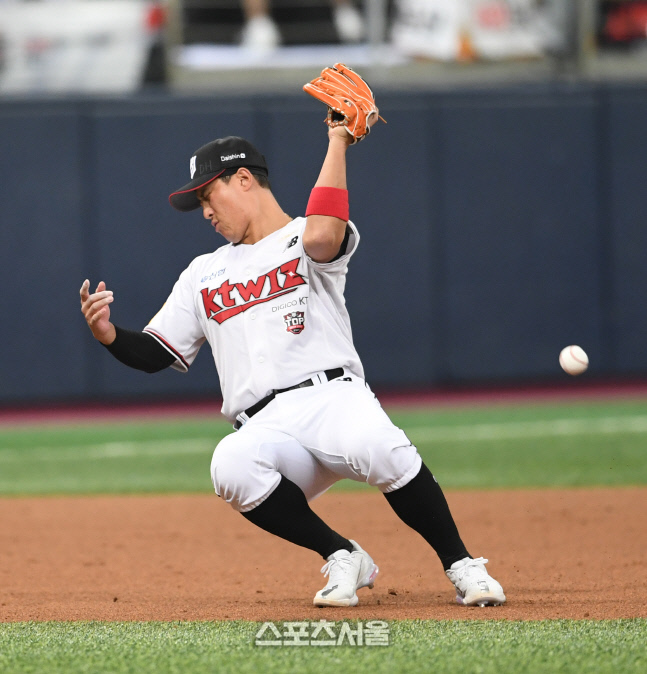 [포토]내야 뜬공 놓치는 황재균, 조명 탓에...
