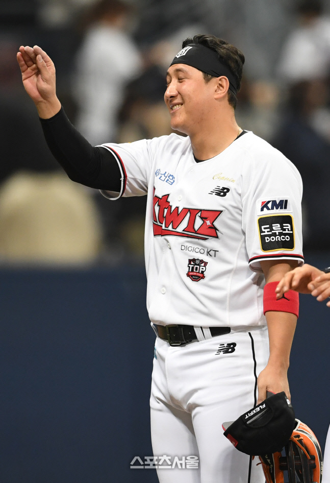 [포토]KT 황재균, 공이 조명에 들어갔어요!