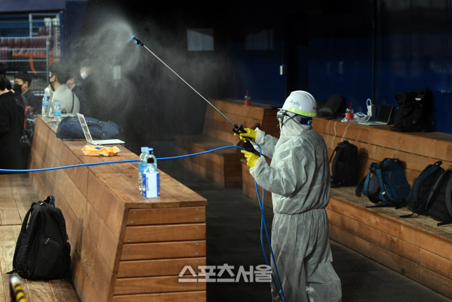 [포토]청백전 후 바로 이루어지는 코로나19 방역 작업