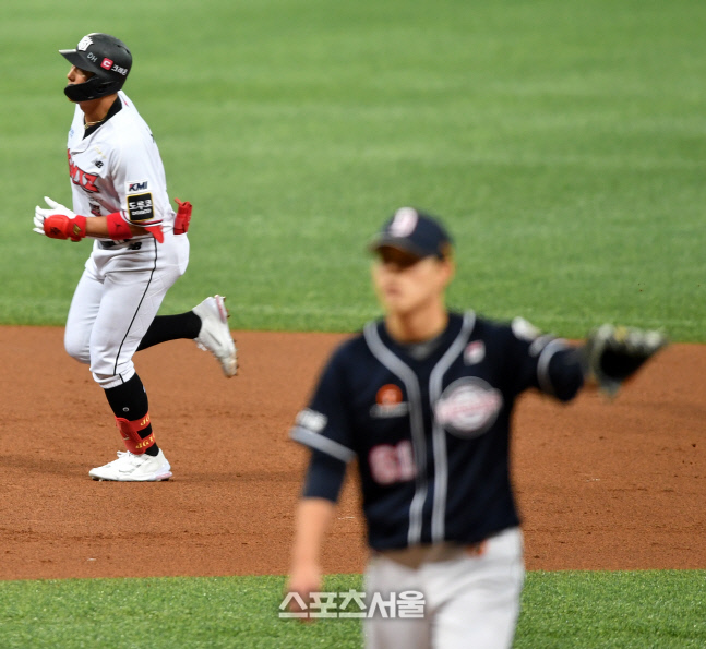 최원준 상대로 선제 솔로홈런 황재균[포토]