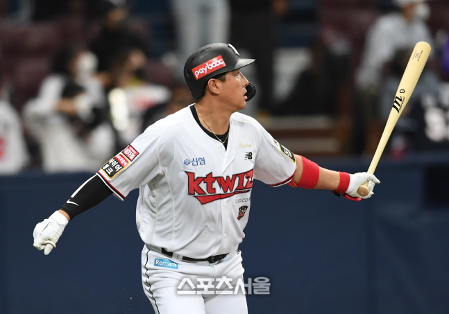 [포토]KT 황재균, 선제 솔로포 넘어간다!