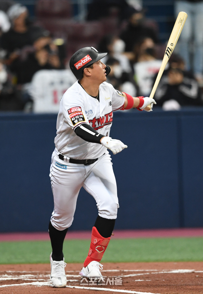 [포토]선제 솔로 홈런 넘기는 KT 황재균