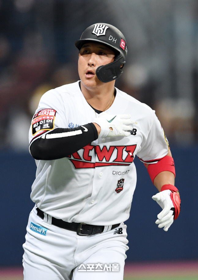 [포토]KT 황재균, 홈런 넘겼어!