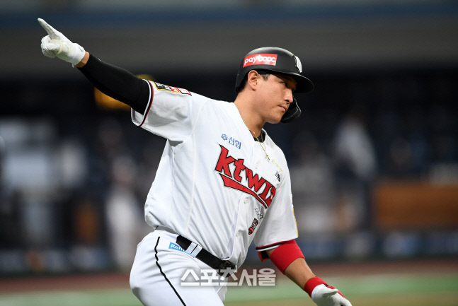 [포토]기선제압에 성공하는 KT 황재균