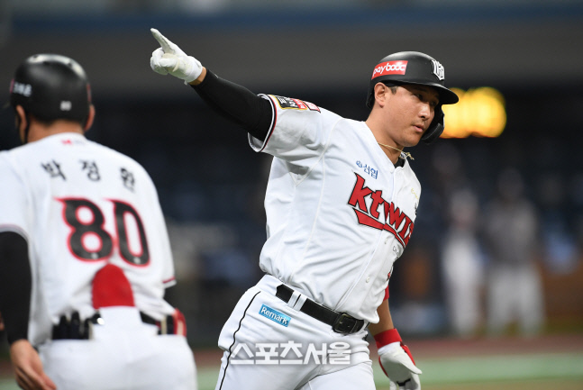 [포토]KT 황재균, 넘겼어요!