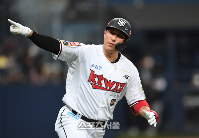 [포토]선제 솔로포 KT 황재균, 홈런 봤지?