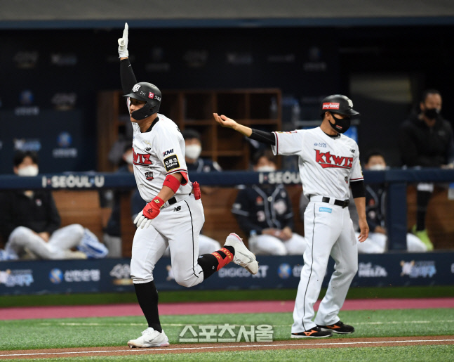 [포토]선제 솔로포 KT 황재균, 늠름하게!