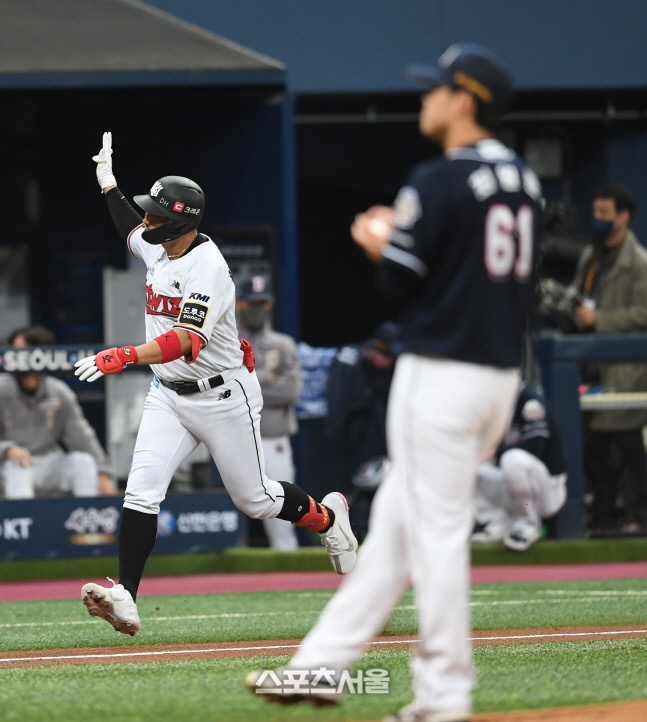 [포토]KT 황재균, 두산 선발 최원준 상대 기선제압 솔로 홈런