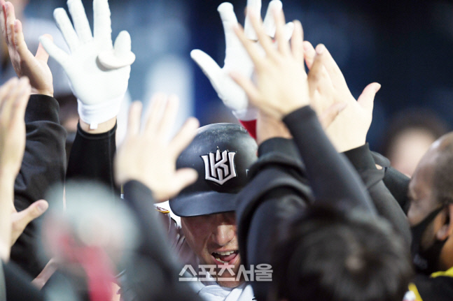 [포토]KT 황재균, 선제 솔로 홈런 하이파이브