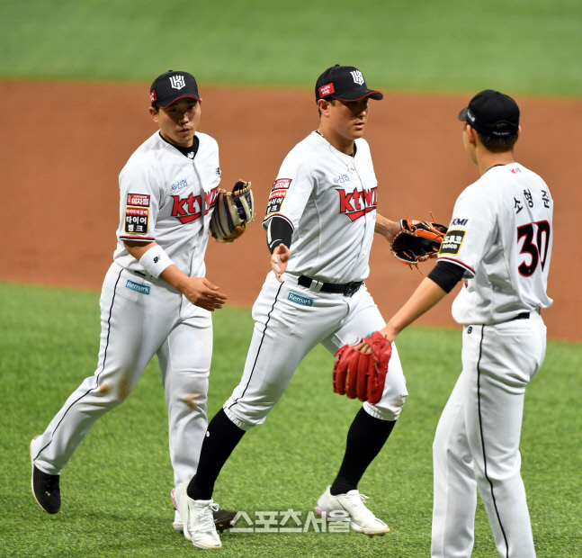 '호수비' 황재균, 오늘은 수비가 되는 날인가보네![포토]