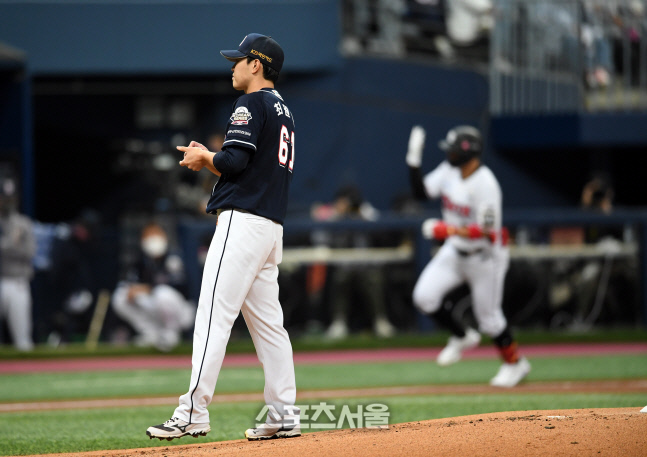 [포토]황재균에게 솔로 홈런 허용한 최원준
