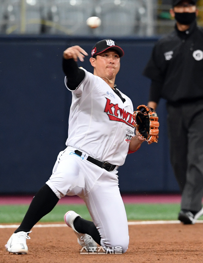 [포토]강승호 타구 처리하는 황재균, 두산의 3이닝 연속 병살타