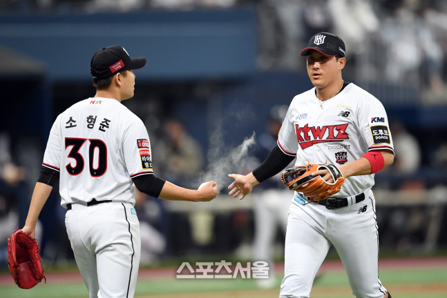 [포토]소형준-황재균, 세 번째 병살 플레이에 하이파이브