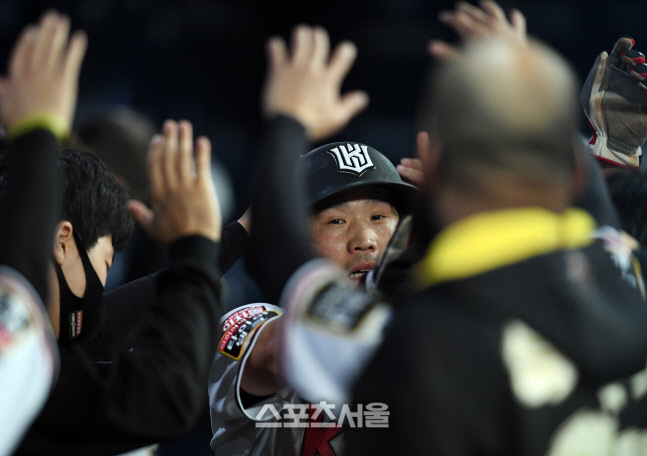 [포토]과감한 주루 플레이로 추가 득점 뽑아낸 박경수