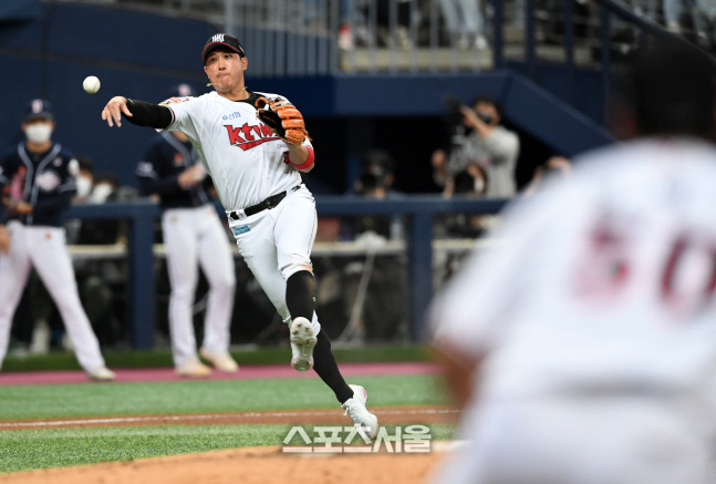 [포토]박건우의 땅볼 깔끔하게 처리하는 황재균