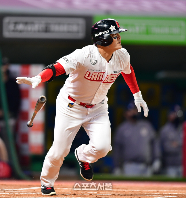 6회말 3루타 터트린 추신수[포토]
