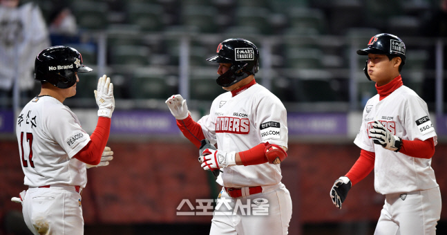 최정 홈런에 홈밟은 주자들[포토]